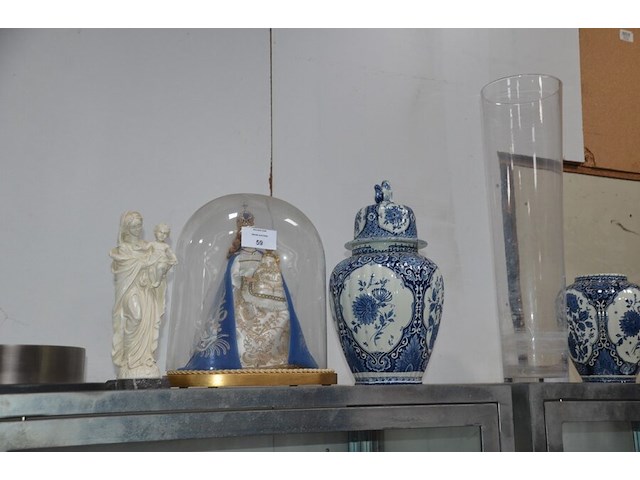 Blauw delfst aardewerk met deksel, blauw delfst vaas, mariabeeld onder glazen stolp, ronde wandklok, glazen vaas, ronde spiegel - afbeelding 1 van  11