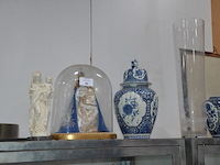 Blauw delfst aardewerk met deksel, blauw delfst vaas, mariabeeld onder glazen stolp, ronde wandklok, glazen vaas, ronde spiegel - afbeelding 1 van  11