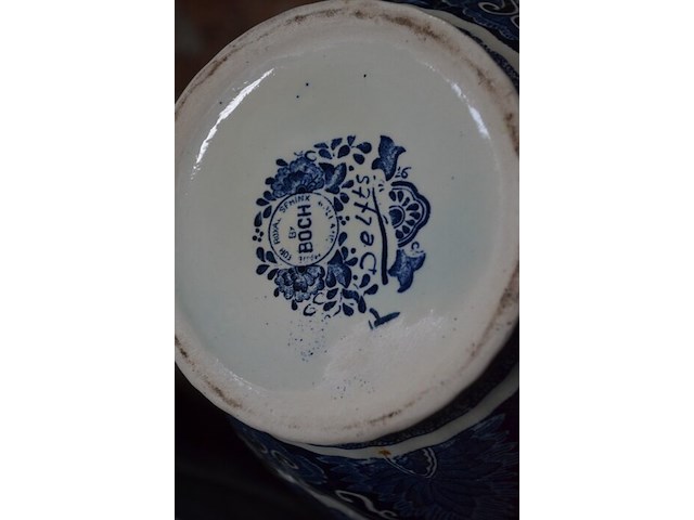 Blauw delfst aardewerk met deksel, blauw delfst vaas, mariabeeld onder glazen stolp, ronde wandklok, glazen vaas, ronde spiegel - afbeelding 4 van  11