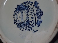 Blauw delfst aardewerk met deksel, blauw delfst vaas, mariabeeld onder glazen stolp, ronde wandklok, glazen vaas, ronde spiegel - afbeelding 4 van  11