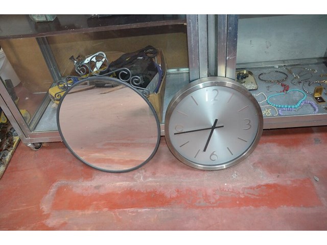 Blauw delfst aardewerk met deksel, blauw delfst vaas, mariabeeld onder glazen stolp, ronde wandklok, glazen vaas, ronde spiegel - afbeelding 5 van  11