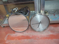 Blauw delfst aardewerk met deksel, blauw delfst vaas, mariabeeld onder glazen stolp, ronde wandklok, glazen vaas, ronde spiegel - afbeelding 5 van  11