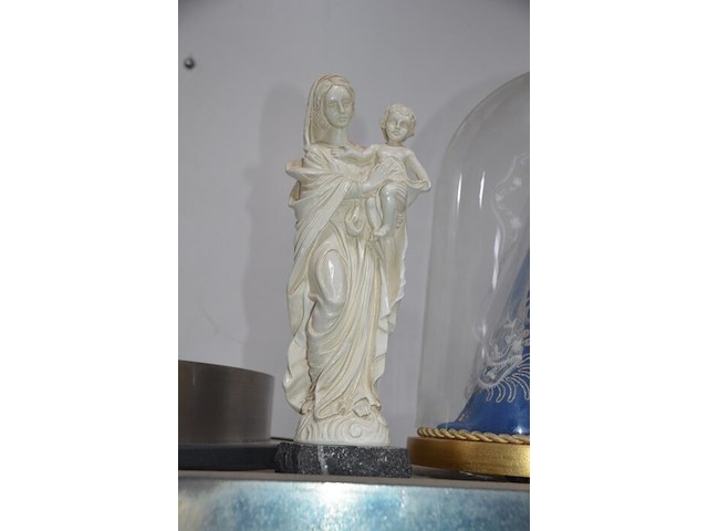 Blauw delfst aardewerk met deksel, blauw delfst vaas, mariabeeld onder glazen stolp, ronde wandklok, glazen vaas, ronde spiegel - afbeelding 6 van  11