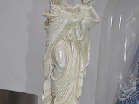 Blauw delfst aardewerk met deksel, blauw delfst vaas, mariabeeld onder glazen stolp, ronde wandklok, glazen vaas, ronde spiegel - afbeelding 6 van  11