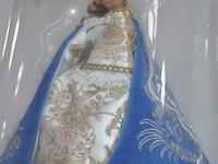 Blauw delfst aardewerk met deksel, blauw delfst vaas, mariabeeld onder glazen stolp, ronde wandklok, glazen vaas, ronde spiegel - afbeelding 8 van  11