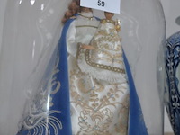 Blauw delfst aardewerk met deksel, blauw delfst vaas, mariabeeld onder glazen stolp, ronde wandklok, glazen vaas, ronde spiegel - afbeelding 9 van  11