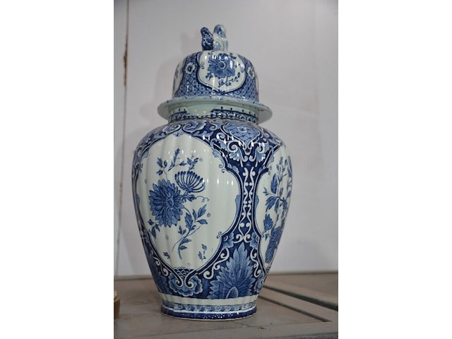 Blauw delfst aardewerk met deksel, blauw delfst vaas, mariabeeld onder glazen stolp, ronde wandklok, glazen vaas, ronde spiegel - afbeelding 10 van  11