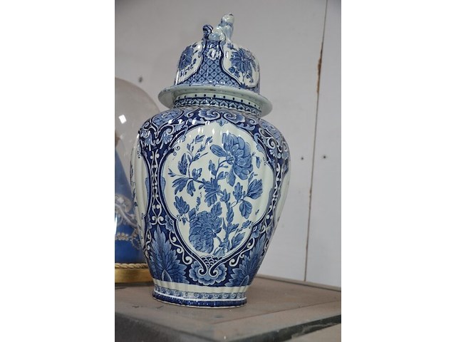 Blauw delfst aardewerk met deksel, blauw delfst vaas, mariabeeld onder glazen stolp, ronde wandklok, glazen vaas, ronde spiegel - afbeelding 11 van  11