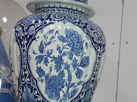 Blauw delfst aardewerk met deksel, blauw delfst vaas, mariabeeld onder glazen stolp, ronde wandklok, glazen vaas, ronde spiegel - afbeelding 11 van  11