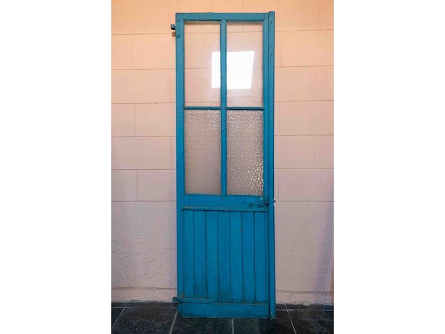 Blauwe deur met glas - afbeelding 1 van  4