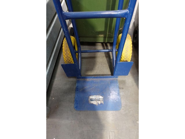 Blauwe stalen steekwagen met volle banden - afbeelding 2 van  4