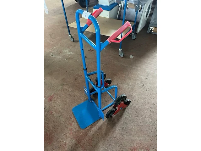 Blauwe steekwagen met stalen frame, 2 aluminium trapladders met 2 en 3 treden - afbeelding 1 van  4