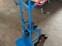 Blauwe steekwagen met stalen frame, 2 aluminium trapladders met 2 en 3 treden - afbeelding 1 van  4