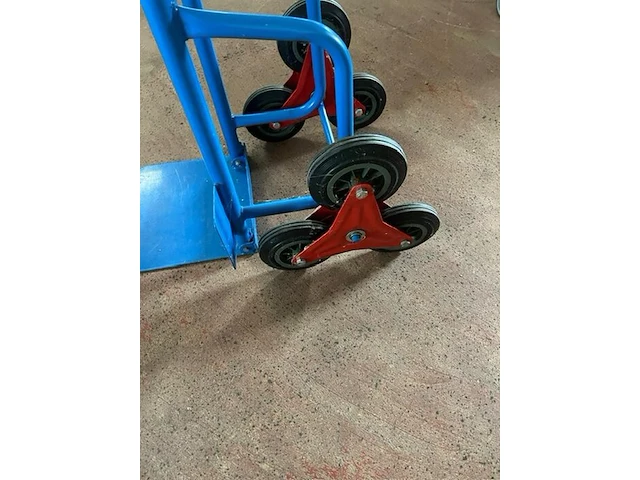 Blauwe steekwagen met stalen frame, 2 aluminium trapladders met 2 en 3 treden - afbeelding 2 van  4