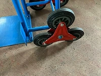 Blauwe steekwagen met stalen frame, 2 aluminium trapladders met 2 en 3 treden - afbeelding 2 van  4