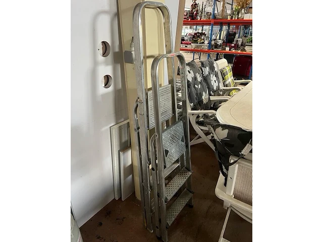 Blauwe steekwagen met stalen frame, 2 aluminium trapladders met 2 en 3 treden - afbeelding 3 van  4