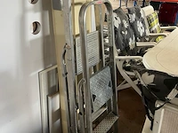 Blauwe steekwagen met stalen frame, 2 aluminium trapladders met 2 en 3 treden - afbeelding 3 van  4