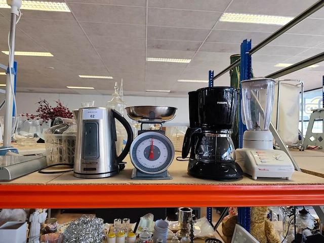 Blender moulinix, filterkoffiezetapparaat philips met glazen kan, analoge keukenweegschaal met afneembare rvs mengkom, waterkoker rowenta, blender wonderboy - afbeelding 1 van  6