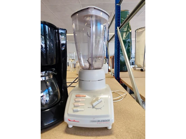 Blender moulinix, filterkoffiezetapparaat philips met glazen kan, analoge keukenweegschaal met afneembare rvs mengkom, waterkoker rowenta, blender wonderboy - afbeelding 2 van  6