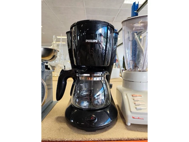 Blender moulinix, filterkoffiezetapparaat philips met glazen kan, analoge keukenweegschaal met afneembare rvs mengkom, waterkoker rowenta, blender wonderboy - afbeelding 3 van  6