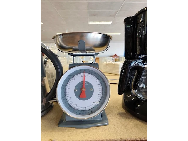 Blender moulinix, filterkoffiezetapparaat philips met glazen kan, analoge keukenweegschaal met afneembare rvs mengkom, waterkoker rowenta, blender wonderboy - afbeelding 4 van  6