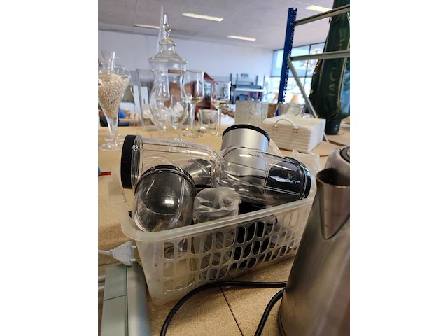Blender moulinix, filterkoffiezetapparaat philips met glazen kan, analoge keukenweegschaal met afneembare rvs mengkom, waterkoker rowenta, blender wonderboy - afbeelding 6 van  6
