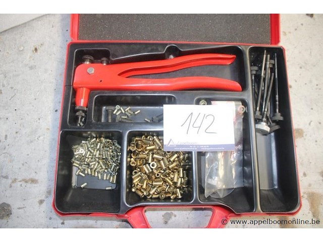Blindklinknageltang set, inclusief koffer, diverse klinknagels en mondstukken, werking niet gekend - afbeelding 1 van  1