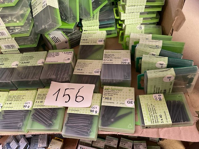 Blisters met nagels en staal nagels ; muurhaken - afbeelding 4 van  9