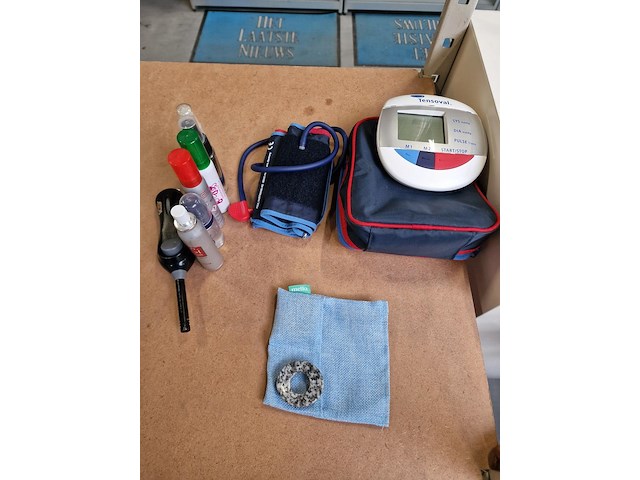 Bloeddrukmeter, e.a;. - afbeelding 1 van  6