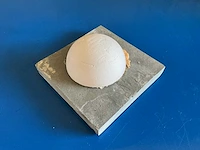 Bloemschik piepschuimbol met hardsteen voet (54x)