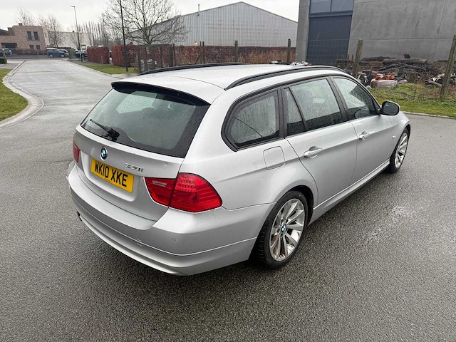 Bmw - 2010 - 320i - personenauto - afbeelding 2 van  19