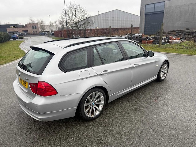 Bmw - 2010 - 320i - personenauto - afbeelding 3 van  19