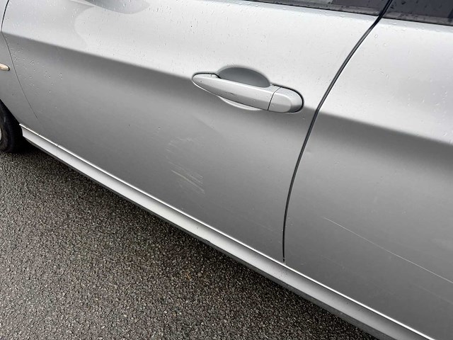 Bmw - 2010 - 320i - personenauto - afbeelding 4 van  19