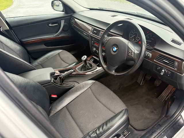 Bmw - 2010 - 320i - personenauto - afbeelding 5 van  19