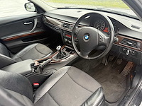 Bmw - 2010 - 320i - personenauto - afbeelding 6 van  19