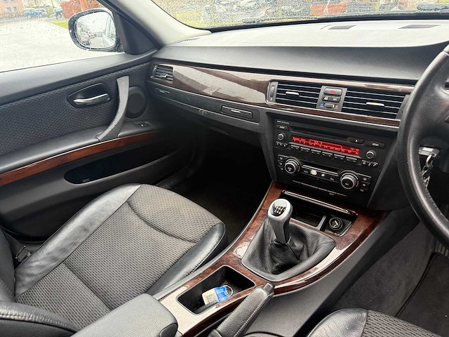 Bmw - 2010 - 320i - personenauto - afbeelding 8 van  19