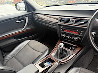 Bmw - 2010 - 320i - personenauto - afbeelding 8 van  19