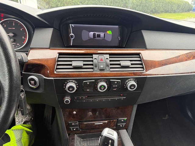 Bmw - 2010 - 520d - personenauto - afbeelding 18 van  28
