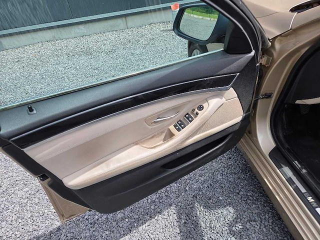 Bmw - 2011 - 520d sedan - personenauto - afbeelding 16 van  19