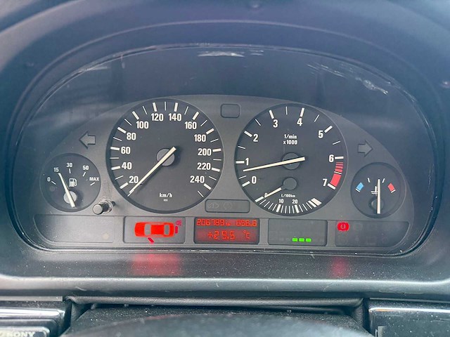 Bmw - 520i - 6 cilinder - benzine - personenauto - afbeelding 4 van  20