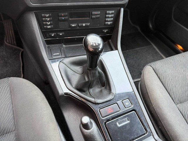 Bmw - 520i - 6 cilinder - benzine - personenauto - afbeelding 7 van  20