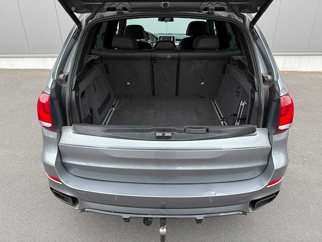 Bmw - x5 - m50d - car - 2017 - afbeelding 32 van  32