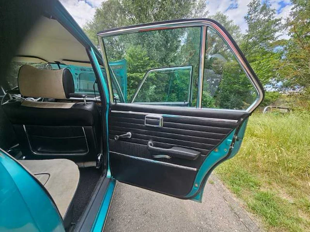 Bmw 2500 vintage auto uit 1973 - afbeelding 32 van  49