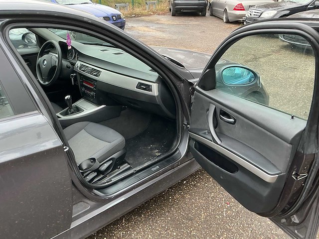 Bmw 318i personenauto - afbeelding 17 van  42