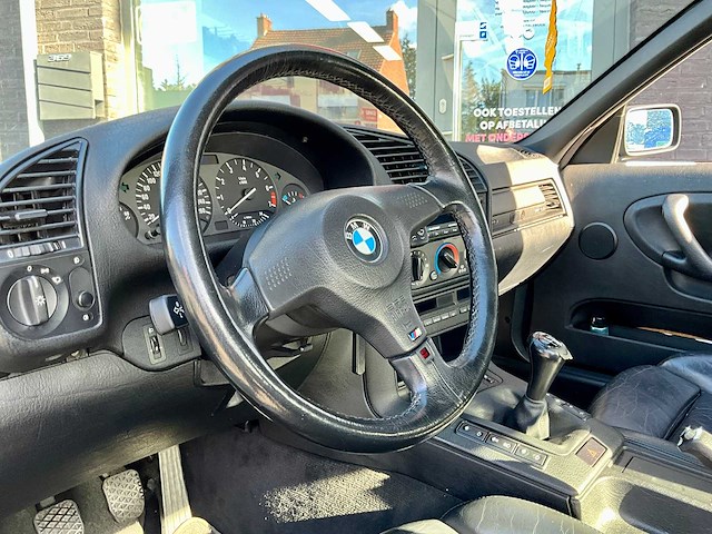Bmw e36 320i cabrio (hardtop) - lage km en nette staat - afbeelding 13 van  38