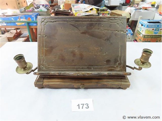 Boekensteun met schuoifje en 2 kandelaars - afbeelding 1 van  3