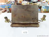 Boekensteun met schuoifje en 2 kandelaars - afbeelding 1 van  3