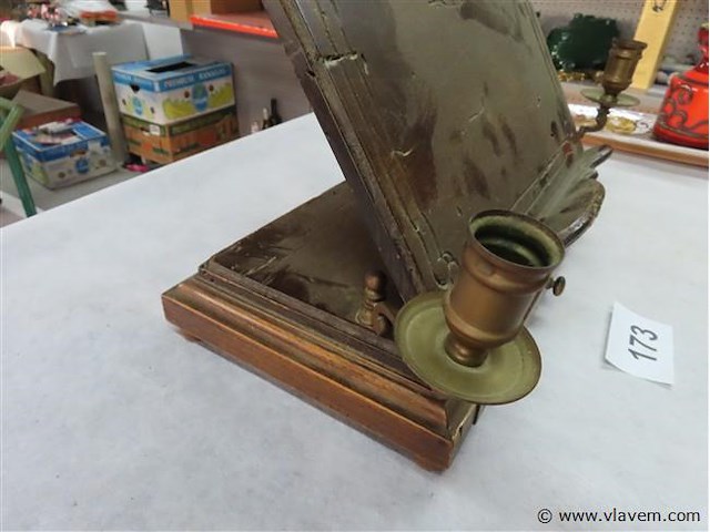 Boekensteun met schuoifje en 2 kandelaars - afbeelding 2 van  3