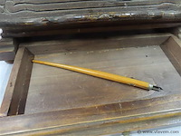 Boekensteun met schuoifje en 2 kandelaars - afbeelding 3 van  3