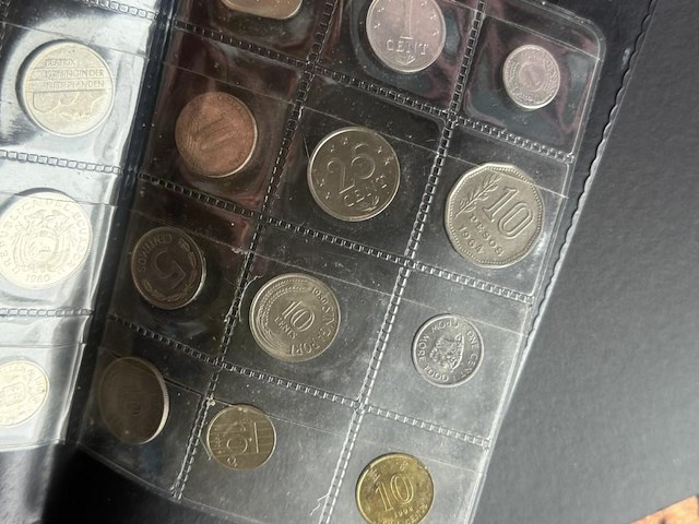 Boekje met 24tal diverse munten - afbeelding 2 van  4